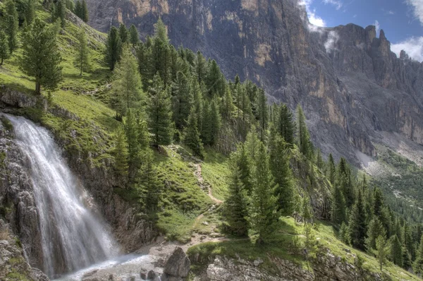 Доломити пейзаж с водопадом — стоковое фото