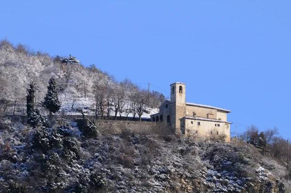 Утром после снегопада в церкви Мадонна дель Корно — стоковое фото