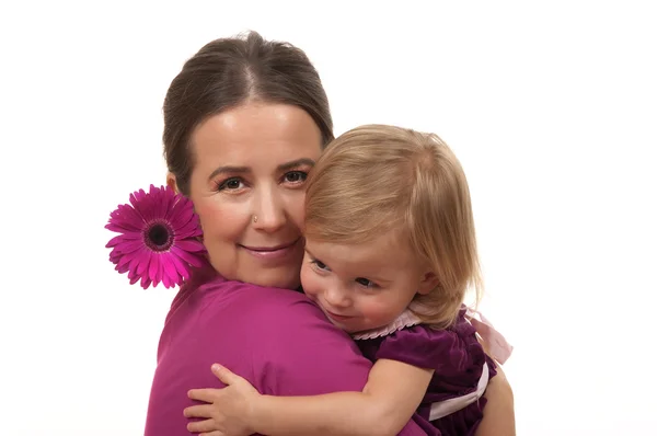 Mama Córka Przytulają Się — Zdjęcie stockowe