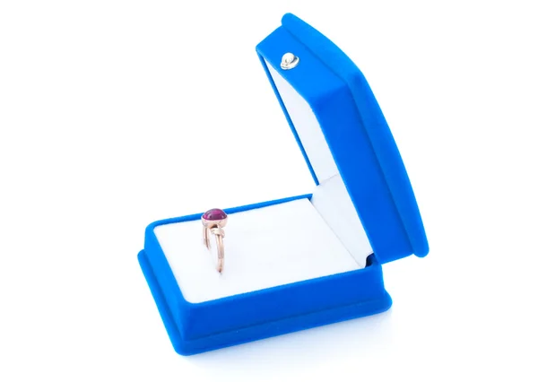 Anel de ouro com rubi em caixa de jóias de veludo azul — Fotografia de Stock