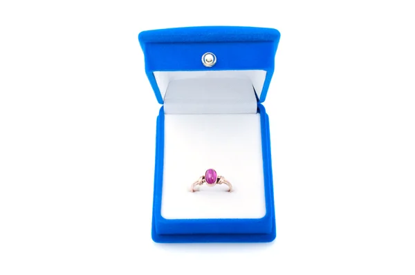 Zlatý prsten s rubíny v modrá Sametová šperkovnice — Stock fotografie