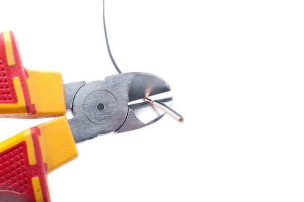 Schneiden von Kabel mit Zangen — Stockfoto