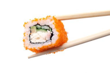 Beyaz arka plan üzerinde izole yemek çubukları ile Sushi