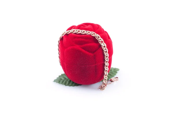 Gouden Armband Rood Cadeau Verpakking Geïsoleerde Witte Achtergrond — Stockfoto
