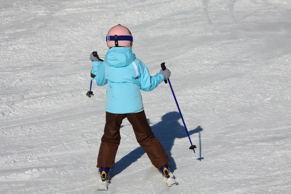 Маленький лыжник — стоковое фото