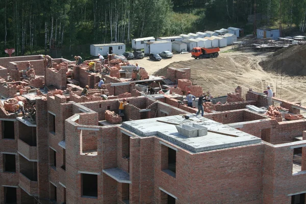 Werknemers in de bouw op de arbeidsplaats. — Stockfoto