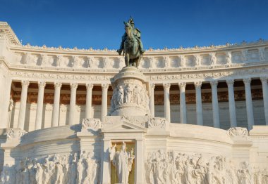 2. Vittorio Emanuele Anıtı ya da İtalya 'daki Anavatan Sunağı.