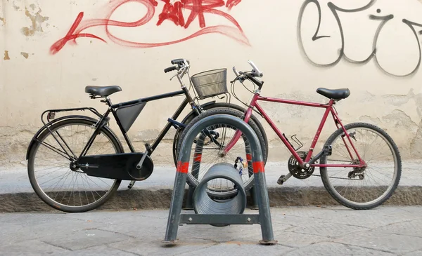 フィレンツェ イタリアの通りに つの自転車 — ストック写真
