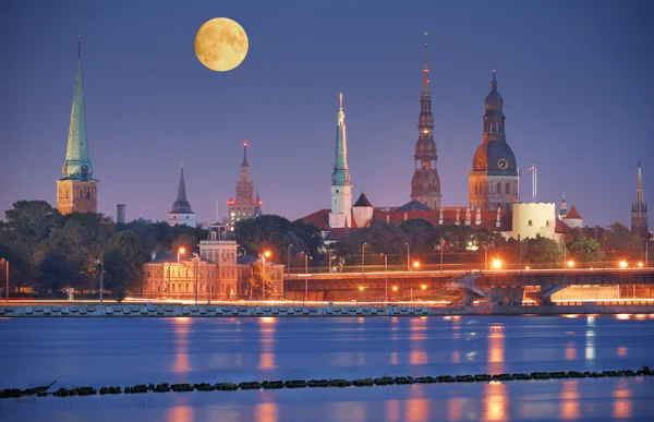 Riga in nacht. — Stockfoto