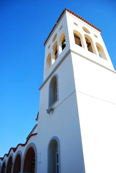 Platanias fehér templom tornya — Stock Fotó