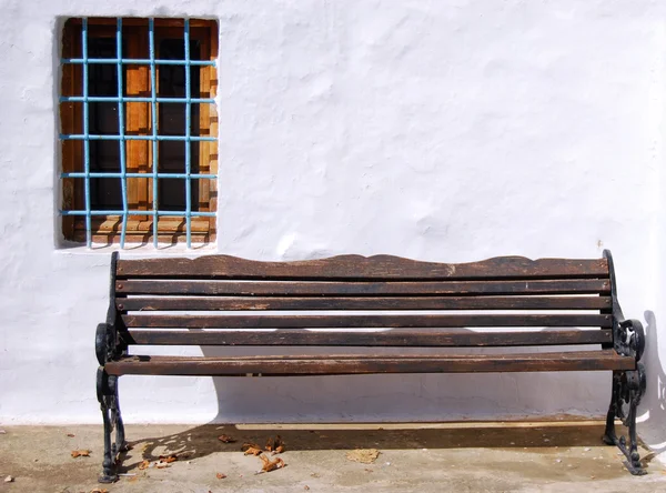Деревянная скамейка — стоковое фото
