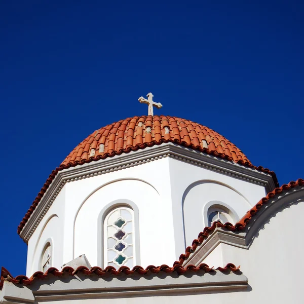 クレタ島のギリシャの島でプラタニアスの町の教会のビューを閉じる — ストック写真