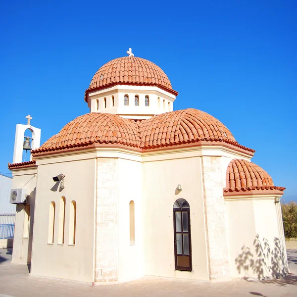 Uma Vista Uma Igreja Cidade Platanias Ilha Grega Creta — Fotografia de Stock