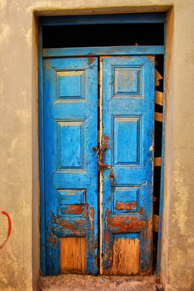 Une Vieille Porte Bleue Très Usée Battue Verrouillée Avec Une — Photo