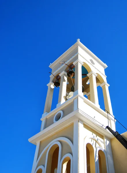 Torre della chiesa bianca su creta — Foto Stock
