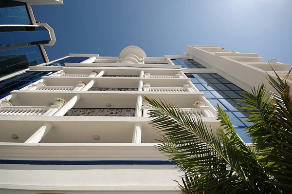 Hotel e palmeiras — Fotografia de Stock