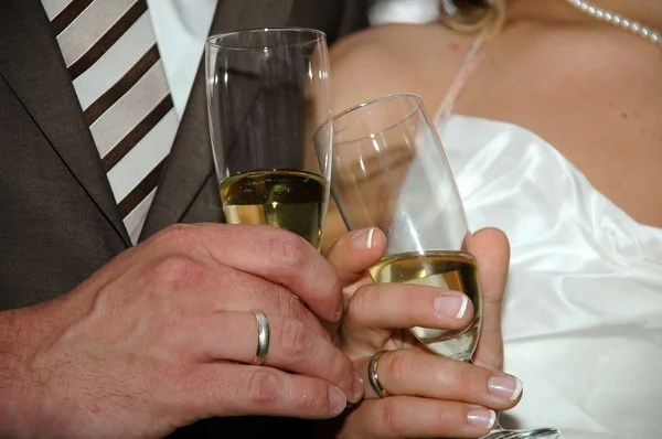 Bröllopsparet och champangne — Stockfoto