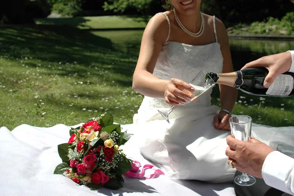 Bruidspaar met champangne — Stockfoto