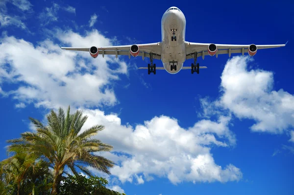 Samolot w egzotycznych podróży — Zdjęcie stockowe