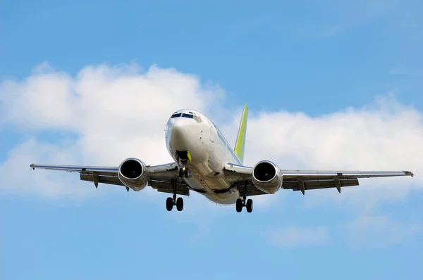 Jet plane going to land — Stock Photo, Image