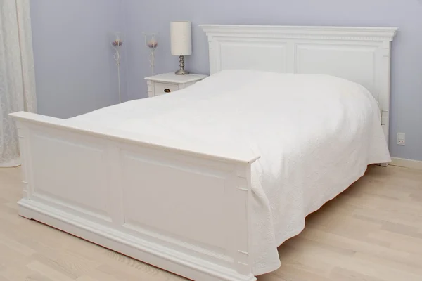 Кровать в спальне — стоковое фото