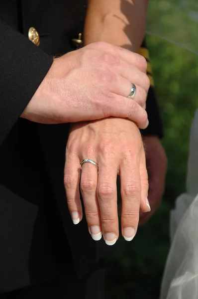 Svatební pár se drží za ruce — Stock fotografie