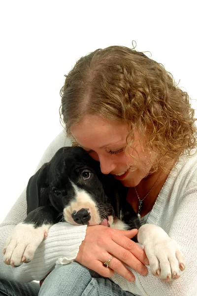 젊은 여 자가 그녀의 강아지를 껴 안고 — 스톡 사진