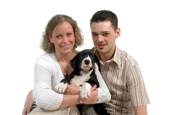 若いカップルと子犬 — ストック写真