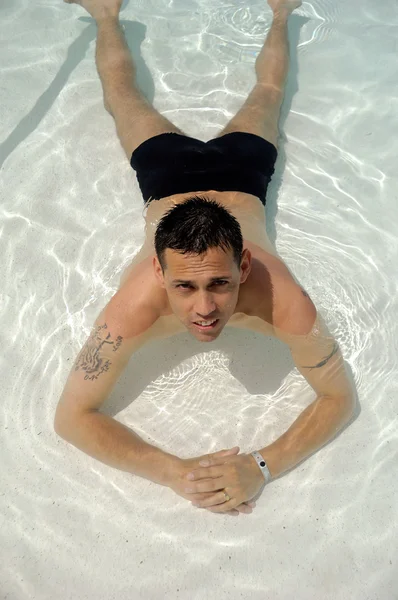 Man ontspannen in het zwembad — Stockfoto