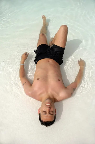 Mężczyzna relaksujący się w basenie — Zdjęcie stockowe
