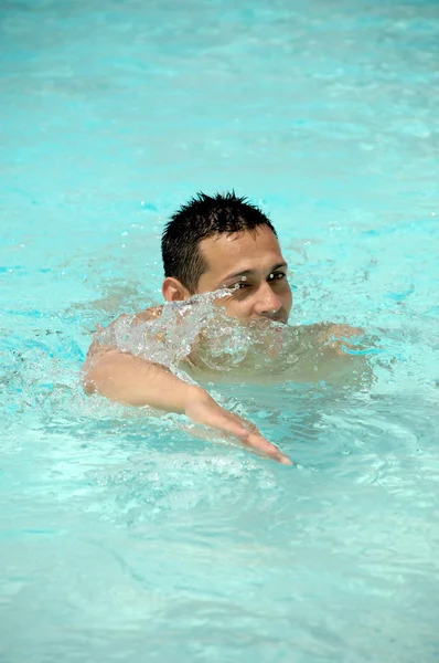 Homem nadando — Fotografia de Stock