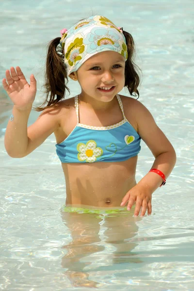 Bambino che saluta in piscina — Foto Stock