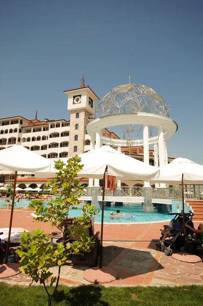 Hotel resort and swimming pool — Stock Photo, Image