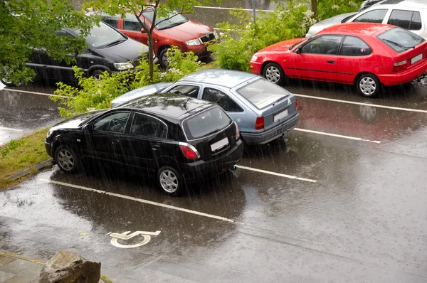 Carros em um dia chuvoso — Fotografia de Stock