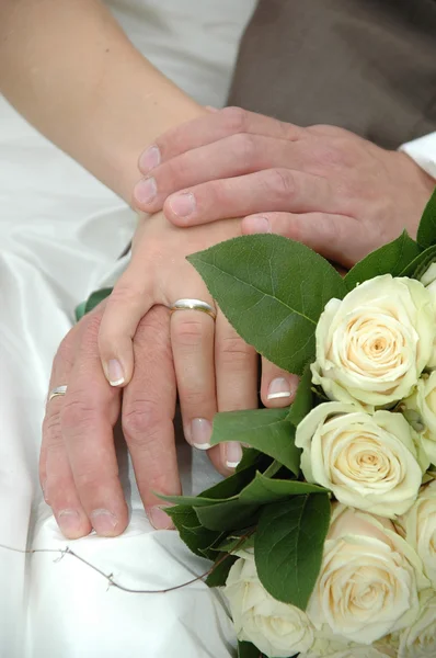 Hands, rings and bouquet — Stock Photo, Image