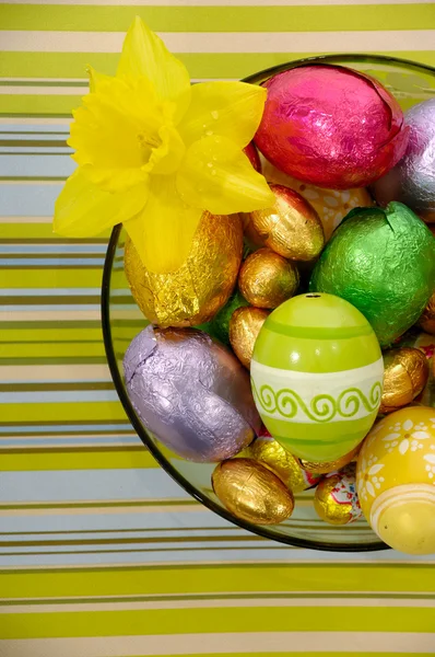 Huevos de Pascua y flor —  Fotos de Stock