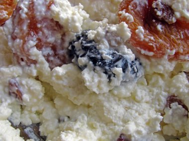 Curds dryed meyve ile