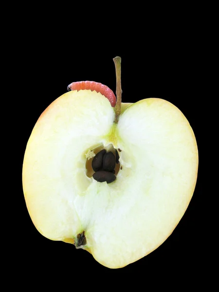 Wurm Auf Der Hälfte Des Apfels Isoliert Auf Schwarz — Stockfoto
