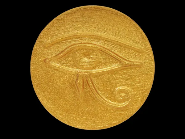 Horovo Oko Zlaté Barvy Amulet Izolované Černém Pozadí — Stock fotografie
