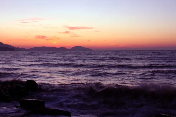 Güzel Manzara Deniz Tepeler Üzerinde Görünür Olacak Güneş — Stok fotoğraf