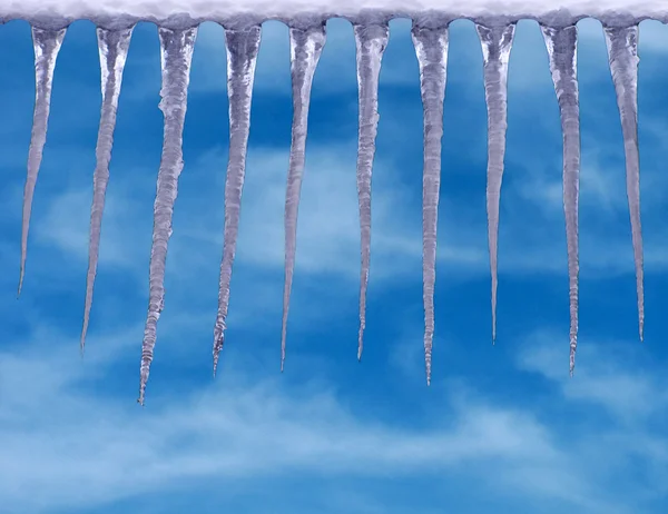 Mavi Gökyüzü Üzerinde Büyük Buz Sarkıtları Satır — Stok fotoğraf