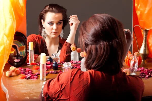 Schöne Junge Frau Orientalischen Outfit Schaut Den Spiegel Und Schminkt — Stockfoto