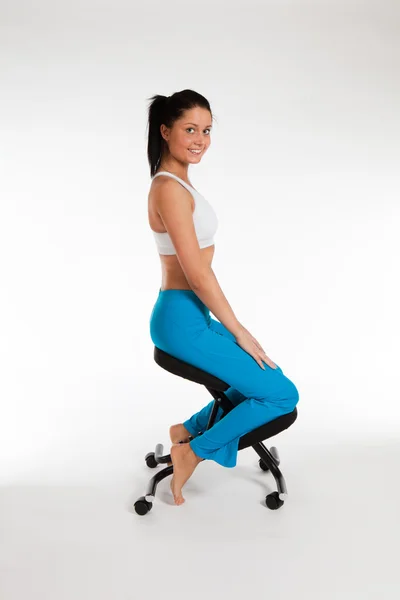 Vrouw zitten straigt op orthopedische stoel — Stockfoto