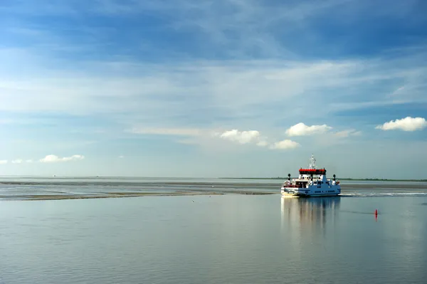 Barco de balsa no mar de Wadden holandês — Fotografia de Stock