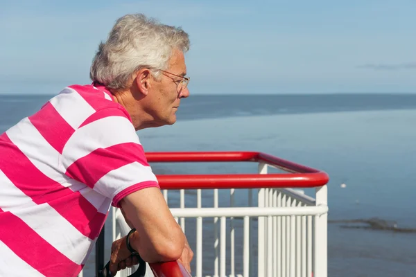 Homme âgé sur le bateau — Photo