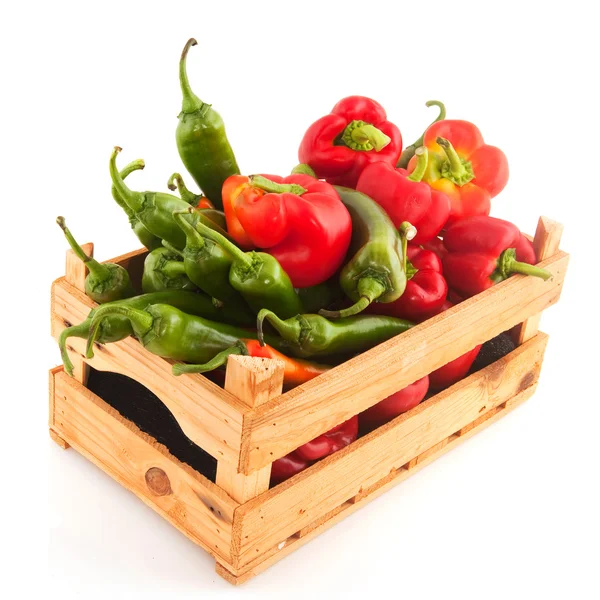 Trälåda med grönsaker — Stockfoto