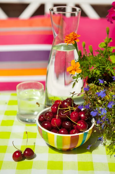 Agua clara de jarra y fruta —  Fotos de Stock