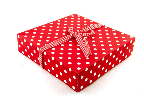 Červený tečkovaný dárky — Stock fotografie