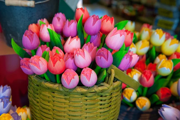 Kleurrijke houten tulpen — Stockfoto