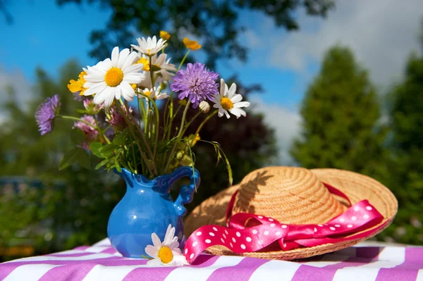 Букет цветов в летнем саду — стоковое фото